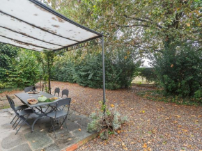 Гостиница Inviting mansion in Stagno Lombardo with garden  Станьо Ломбардо